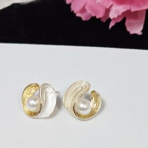 Pearl Clam Stud Earrings | Gold Shell Oyster Pearl Coastal Chic Beachy Vacation